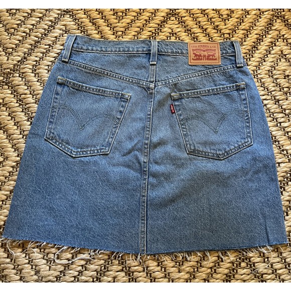 Levi’s Denim Mini Skirt Deconstructed Raw Hem Casual size 29 mini skirt - Picture 3 of 5